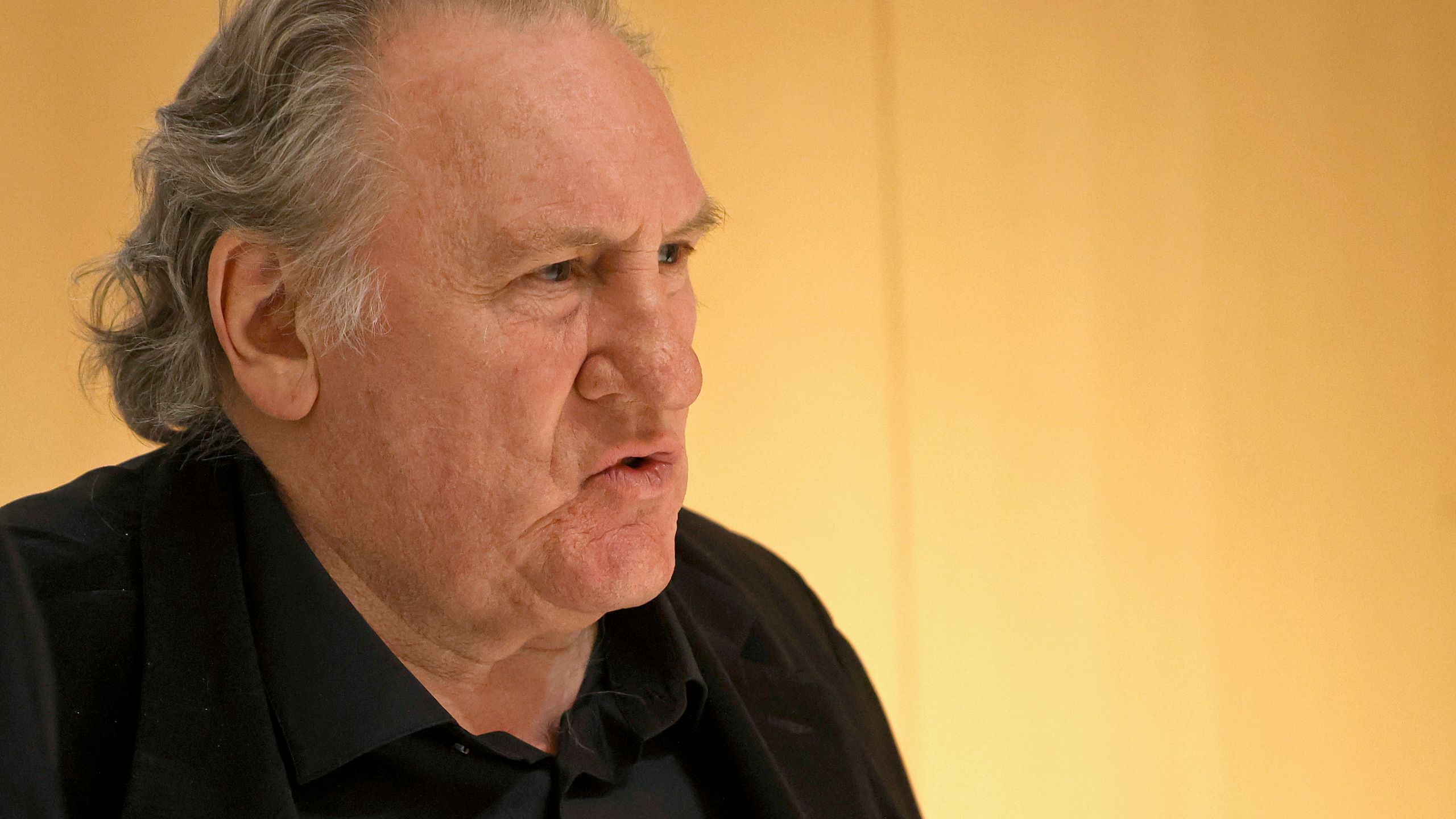 Gérard Depardieu Confronté aux Accusations d’Agression Sexuelle lors de l’Ouverture de son Procès
