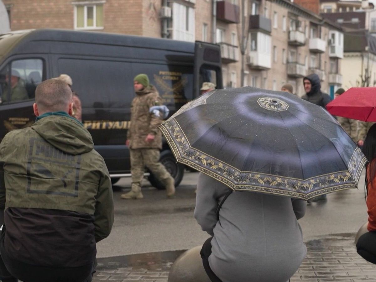 Hommage émouvant en Ukraine : des milliers de citoyens se recueillent pour les soldats tombés au front