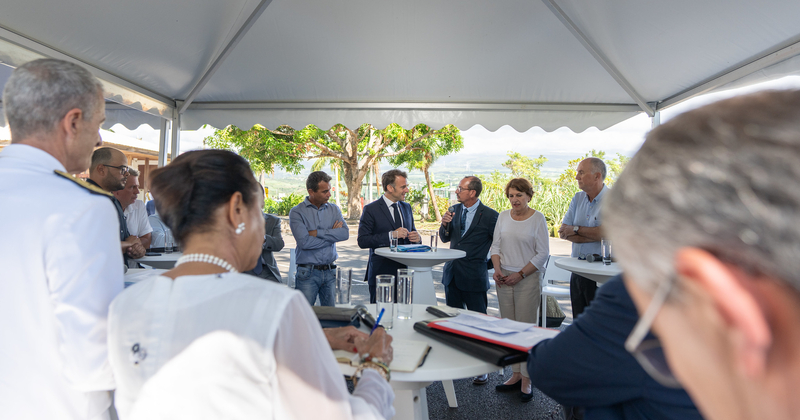 Emmanuel Macron à La Réunion : un séjour face aux crises sanitaires et économiques