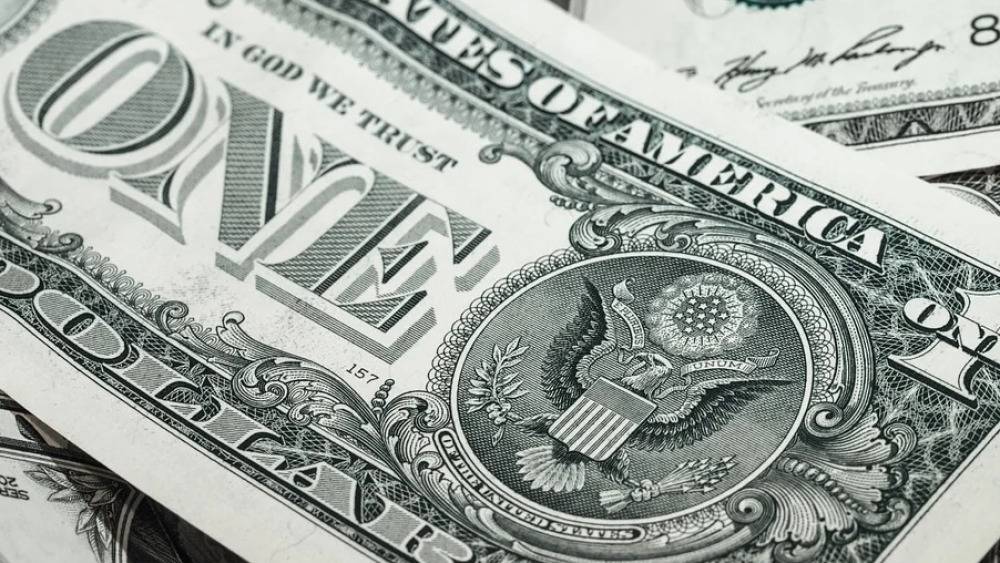 La chute du dollar, nouvelle menace américaine après les droits de douane ?