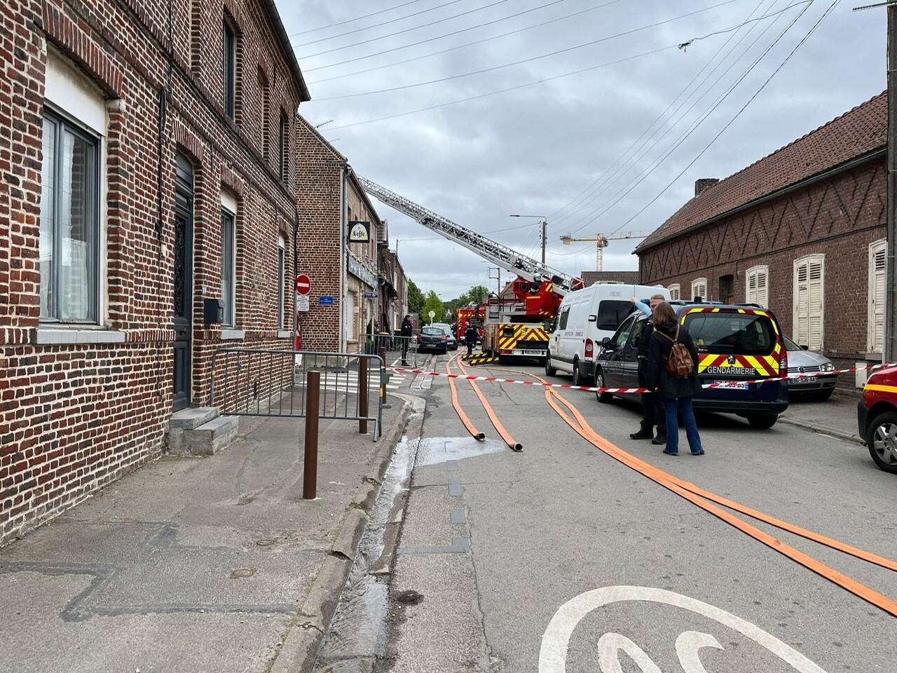Tragédie à Attiches : un incendie emporte une famille, laissant deux enfants et un homme décédés