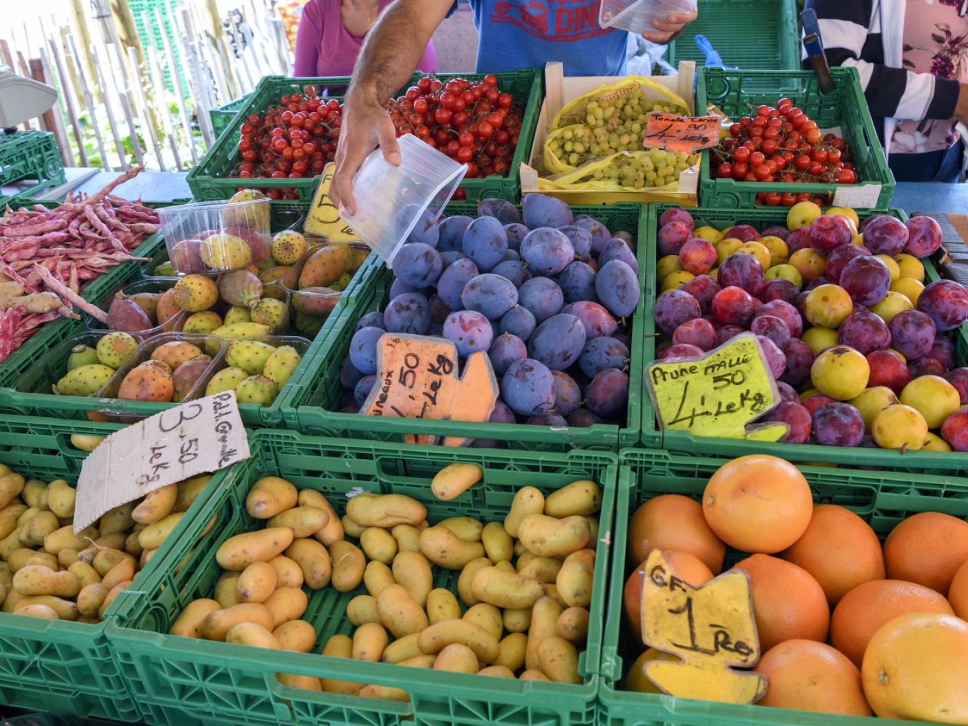 La présence inquiétante d’additifs de pneus dans les fruits et légumes en Suisse