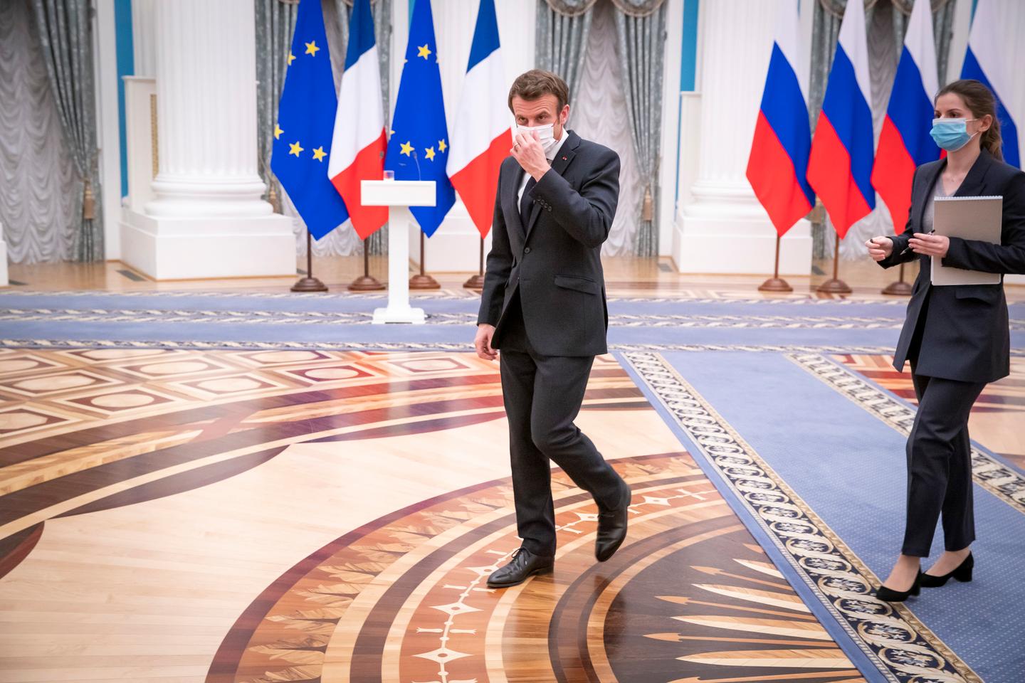 Poutine propose des négociations avec l’Ukraine, Macron juge l’initiative insuffisante